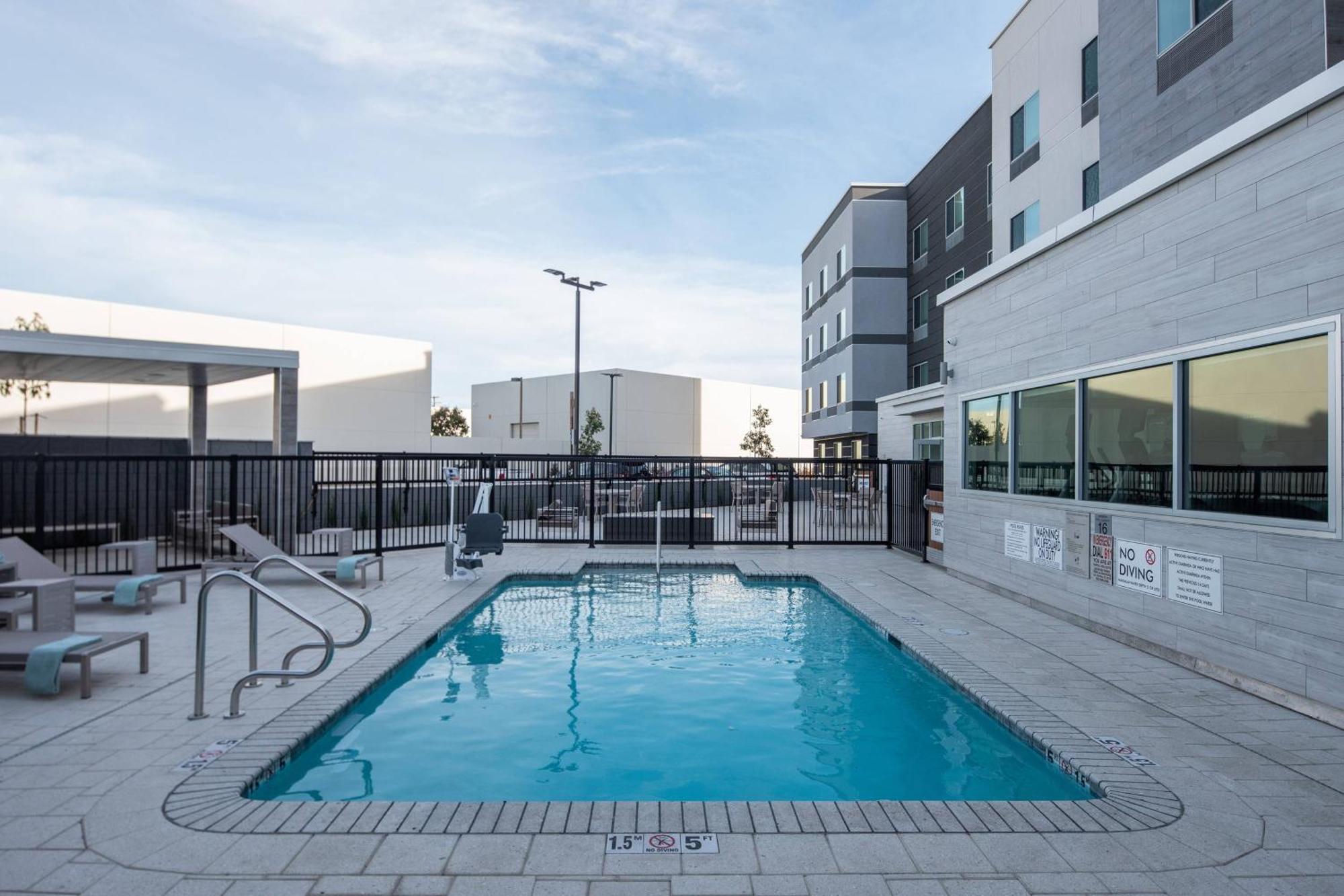 Fairfield By Marriott Inn & Suites Anaheim Los Alamitos Exterior photo
