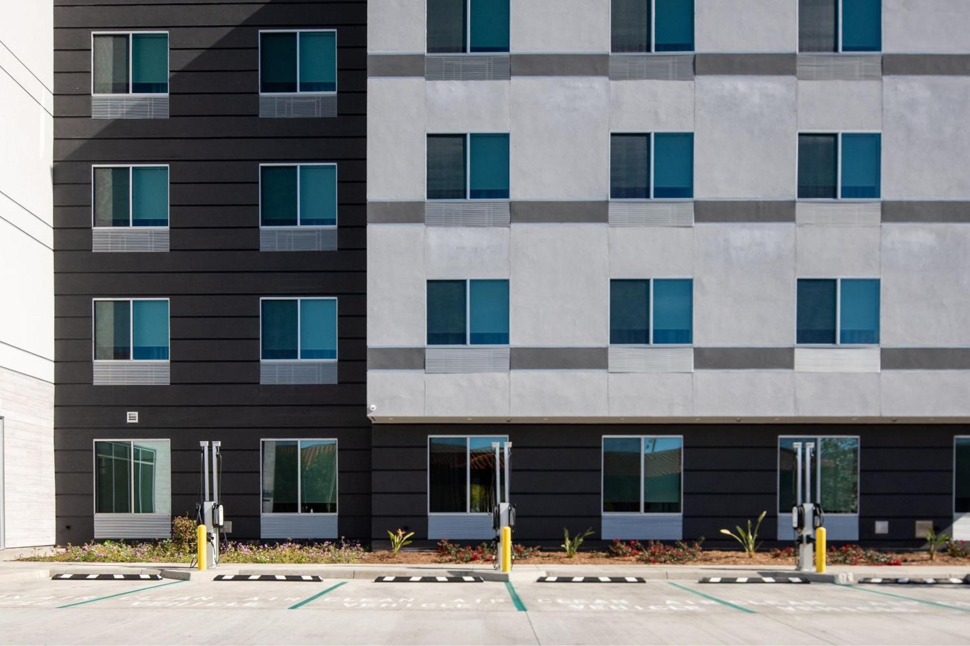 Fairfield By Marriott Inn & Suites Anaheim Los Alamitos Exterior photo